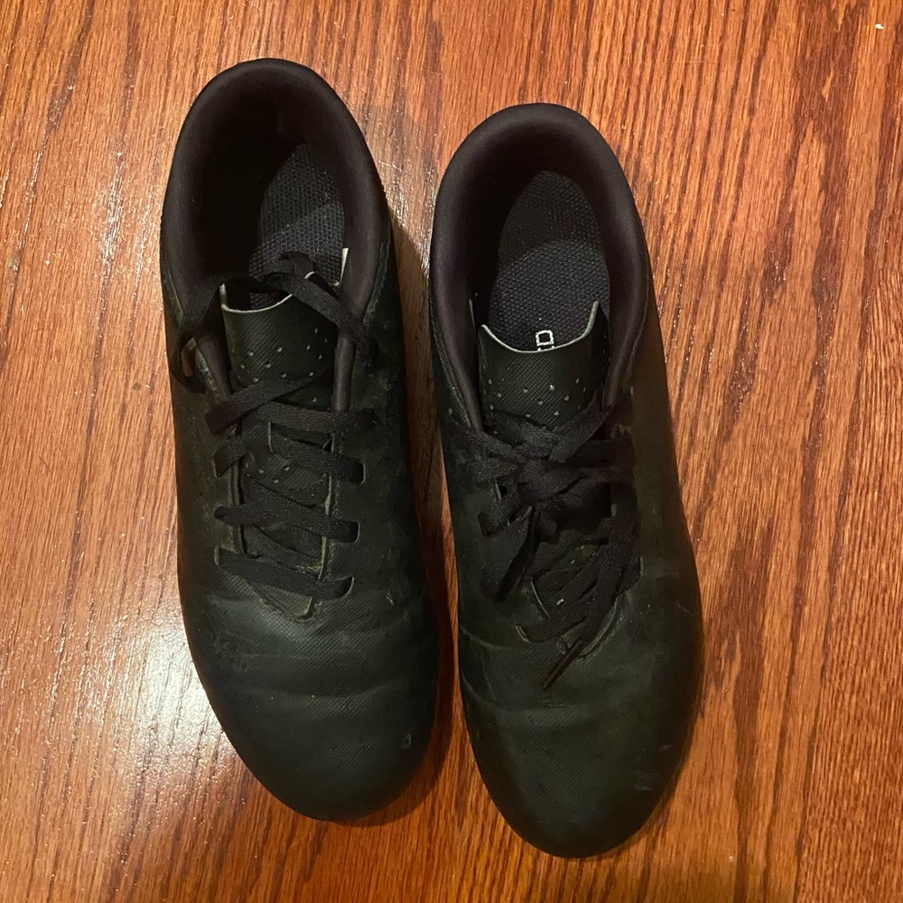Big kids size 6 soccer cleats